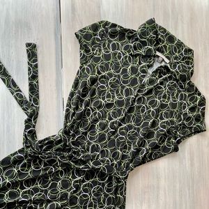 Tristan & America Women’s Black & Green Wrap Shirt with Belt. Size: Medium.